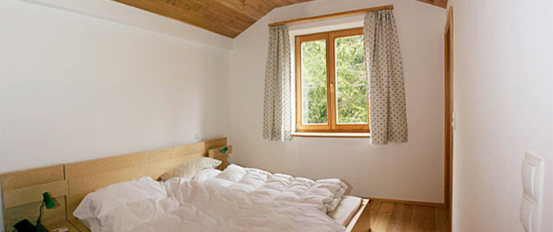 Eén slaapkamer in appartement 2 op de eerste verdieping van vakantiehuis Meilinger in Obertauern