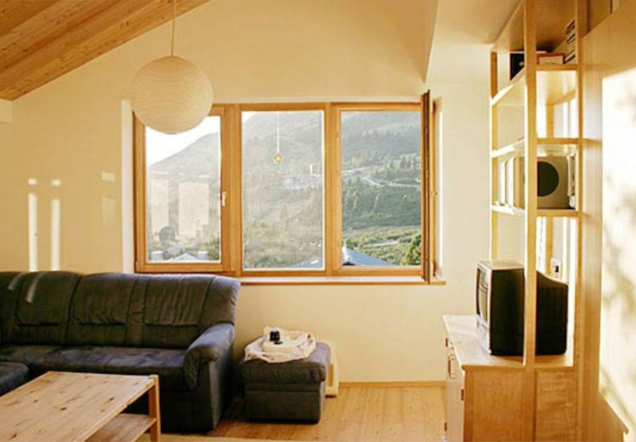 Wohnbereich der Wohnung 3 mit Aussicht aus dem Ferienhaus Meilinger in Obertauern