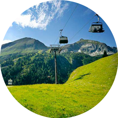 Comfortabele 4-stoeltjeslift naar de Grünwaldkopf in Obertauern: panoramisch uitzicht, drie bergmeren, bergrestaurant